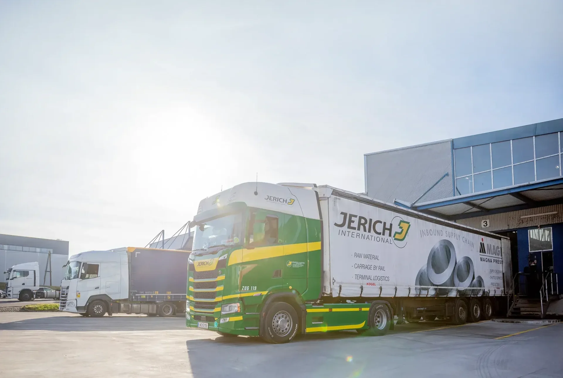 Logistiek centrum met vrachtwagens bij laaddok